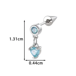 Silberner Ohrenstecker mit blauem Herzanhänger und Maßen von 1,31 cm Gesamtlänge