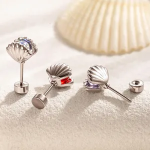 Détail de boucles d'oreilles coquillage en acier titane avec pierres multicolores
