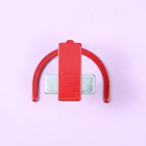 Vista detallada de un imán rojo en forma de U para efectos de esmalte de uñas cat-eye