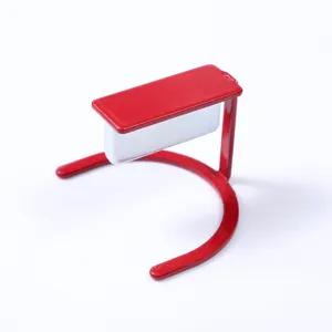 Vista detallada de un imán ojo de gato rojo en forma de U para esmalte de uñas en gel.