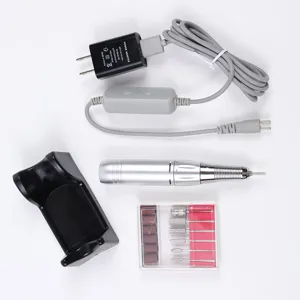 Detailansicht eines tragbaren elektrischen Nagelbohrer-Sets mit USB-Adapter
