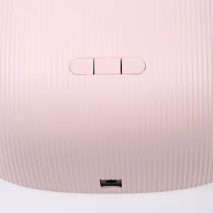 Primo piano dei pulsanti timer 30s 60s 90s su una lampada UV professionale rosa