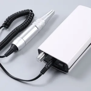 Macro-opname van de draagbare elektrische nagelboor met zilveren handstuk en witte controller