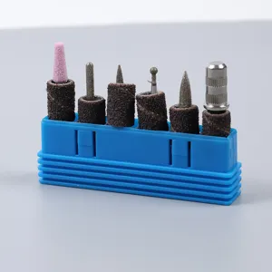 Detailansicht eines professionellen Maniküre-Nagelbohrer-Sets mit Schleifbändern in blauem Halter