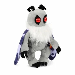 Vue détaillée montrant la texture de la peluche Mothman grise aux grands yeux rouges