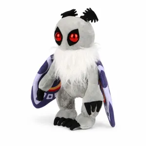 Vue détaillée de la peluche Mothman Cryptid avec des yeux rouges et une fourrure douce.