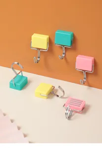 Detailansicht bunter japanischer Magnet-Haken für Kühlschrank- und Küchenordnung