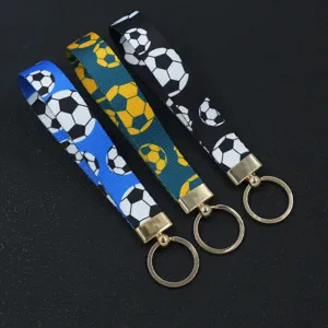 Primer plano detallado de tres cordones de muñeca con estampado de fútbol y anillos