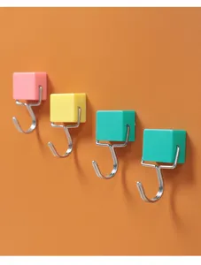 Set aus vier farbenfrohen japanischen Magnethaken für den Kühlschrank auf orange.