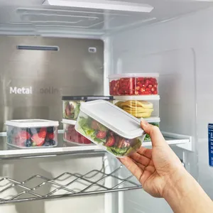 Récipient alimentaire en plastique transparent dans un frigo pour organiser les repas