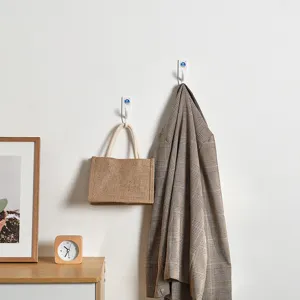 Ganchos de pared adhesivos blancos modernos para organizar bolsos y abrigos en la entrada