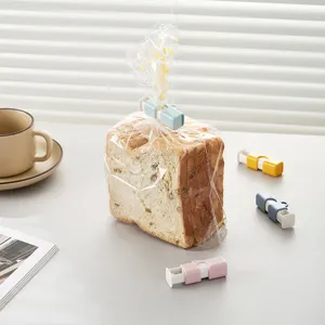 Clip di chiusura in plastica multicolore per pane e snack in un ambiente cucina