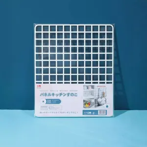 Rejilla de drenaje de plástico blanco para fregadero con embalaje japonés minimalista