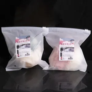 Makro-Detail von japanischen Badeschwämmen in mattierten Druckverschlussbeuteln mit Etiketten