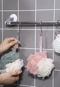 Detaillierte Ansicht von weichen, zweifarbigen Bade-Luffa-Schwämmen an Badezimmerhaken