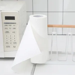 Saugfähige weiße Küchenpapierrolle auf einem Holzhalter in moderner Küchenumgebung