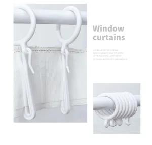 Detailansicht von weißen Kunststoff-Vorhangringen und Haken an einer Stange für Fenster
