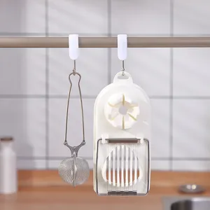 Weiße japanische Küchenstangenhaken mit Teeei und Eierschneider aus Edelstahl an einer Stange