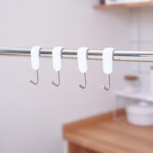 Set mit 4 minimalistischen weißen S-Haken im japanischen Stil an einer Edelstahlstange
