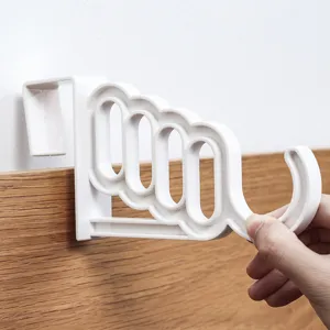 Appendiabiti da porta bianco minimalista in plastica con cinque fori e un grande gancio