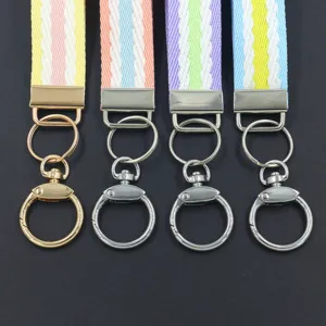 Detailansicht von bunten Schlüsselanhängern aus Jacquard-Gewebe mit Metallring.