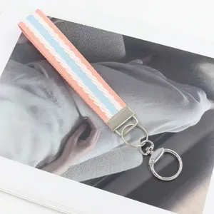 Detailansicht eines gewebten Armband-Schlüsselanhängers mit pfirsichblauem Muster