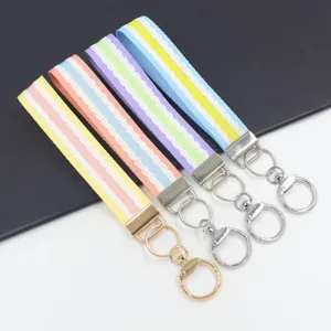 Set mit vier bunten Handgelenkschlaufen mit geometrischem Jaquard-Muster und Schlüsselring.