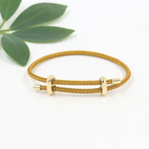 Primer plano de pulsera de cable dorado con hebillas deslizantes en forma de ocho para joyas DIY