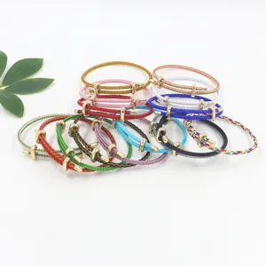 Detalle de pulseras de cable ajustables con hebillas en ocho doradas en varios colores