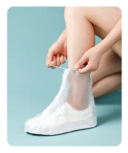 Detailansicht wasserdichter Schuhüberzieher transparent für weiße Regenschuhe