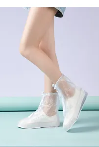 Model mit transparenten wasserdichten Schuhüberzügen über weißen Sneakern im Pastell-Studio