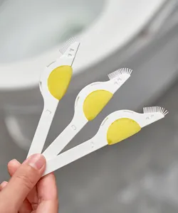 Detailansicht von drei Mini-Fugenbürsten zur Reinigung von smarten Toilettendüsen