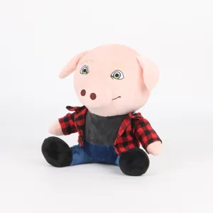 Detailansicht des John Pork Plüschtiers in rot-schwarz kariertem Hemd und Hose.