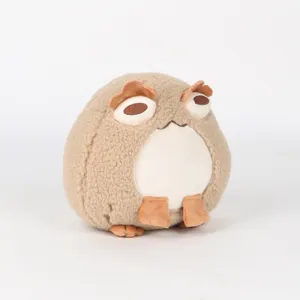 Primer plano de un peluche de sapo redondo beige con textura suave de sherpa