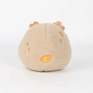 Vista trasera de un sapo de peluche beige redondo con suave tela sherpa texturizada