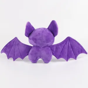 Achteraanzicht van een zachte paarse Halloween-vleermuis knuffel met gestikte vleugels