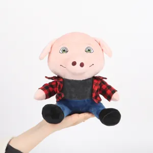 Detailansicht des John Pork Plüschtiers, das zur Größenbestimmung gehalten wird