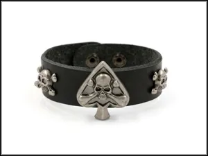 Primer plano detallado de una pulsera de cuero negro estilo punk con remaches de calaveras y picas