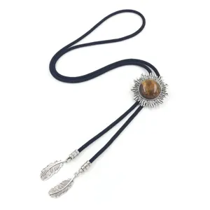 Corbata bolo vaquera vintage con colgante de sol de piedra preciosa y plumas.
