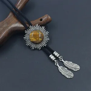 Detalle de la corbata Bolo con colgante de sol de ojo de tigre y plumas de plata