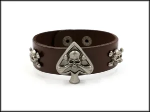 Primer plano de una pulsera punk ancha de cuero con tachuelas de calavera y picas
