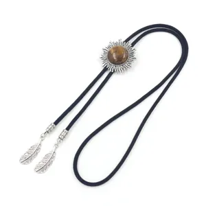 Corbata bolo vaquera vintage con colgante sol ojo de tigre y adornos de plumas plata