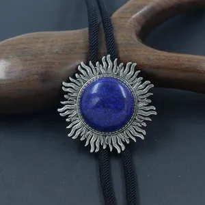 Corbata bolo vaquera vintage con colgante de sol y detalle de piedra azul.