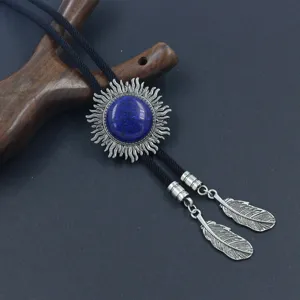 Primer plano de corbata bolo de vaquero retro con colgante sol azul