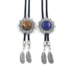 Detalle de corbatas Bolo retro con ojo de tigre, lapislázuli y colgante de sol.