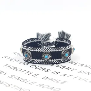 Retro geflochtenes Armband mit Türkis-Nieten und Quasten für Ethno-Stil Schmuck Detail