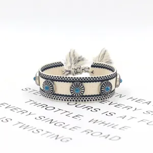Detailansicht eines handgewebten Armbands mit Vintage-Metallnieten und Türkissteinen