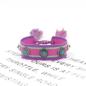 Retro-Ethno handgewebtes rosa Armband mit Sonnenstrahl-Metallnieten und Türkisperlen