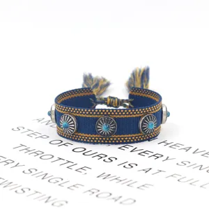 Retro gewebtes blaues Armband mit dekorativen Metallnieten und Türkis-Steinchen