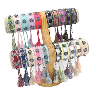 Buntes handgefertigtes Boho-Webarmband-Set mit Metallnieten und lebhaften Quasten-Akzenten
